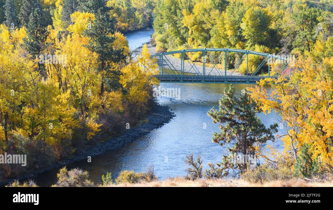 I colori autunnali circondano il North Thorp Highway Bridge e il fiume Yakima nella contea di Kittitas Foto Stock