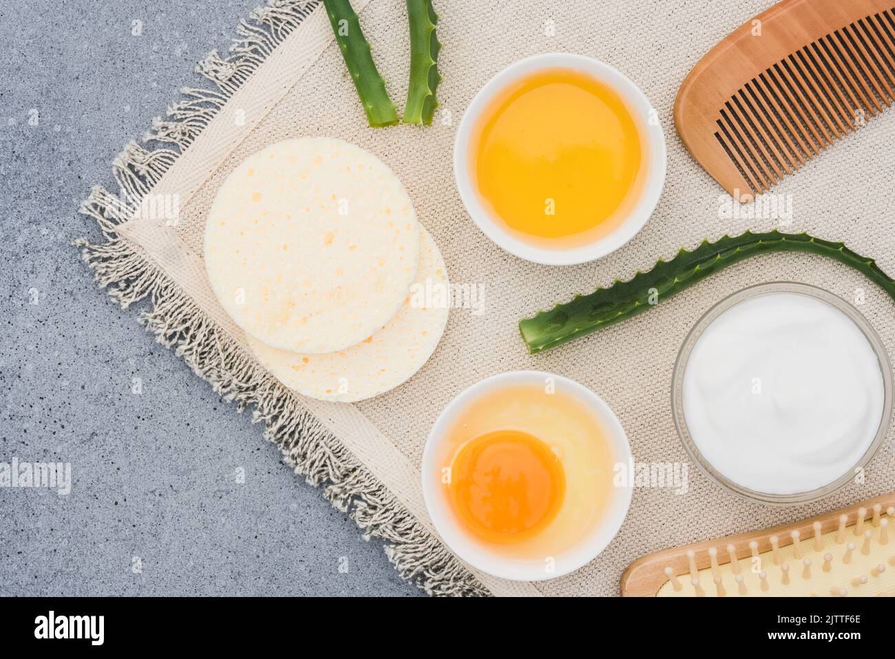 Fare maschera fatta in casa con ingredienti naturali - tuorlo d'uovo, miele  alle erbe, aloe vera e yogurt greco. Trattamento naturale di bellezza dei  capelli. Zero rifiuti han Foto stock - Alamy