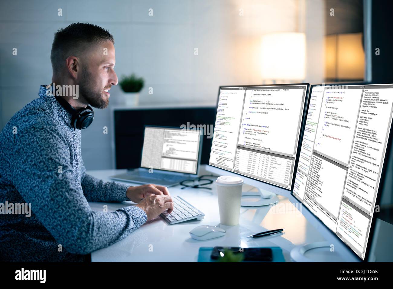 Programmatore di computer che scrive il codice di programma sul computer in Office Foto Stock