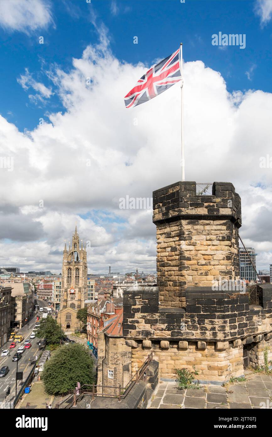 La bandiera del jack dell'Unione che vola in cima al castello di Newcastle tiene con la cattedrale sullo sfondo, Newcastle upon Tyne, Inghilterra, Regno Unito Foto Stock