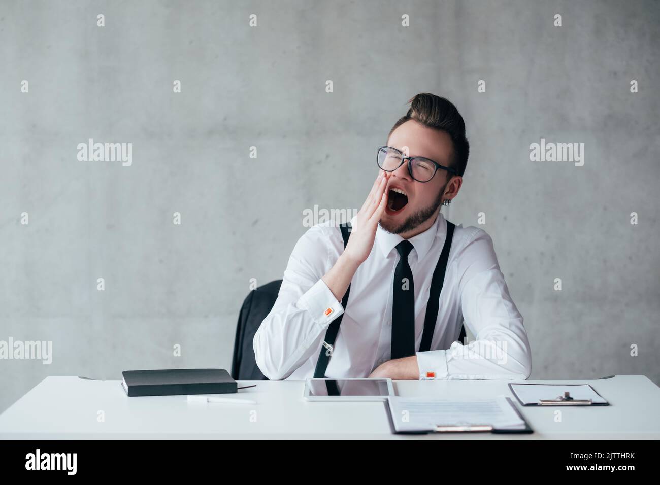 ufficio routine vita aziendale ragazzo annoiato nessun lavoro Foto Stock