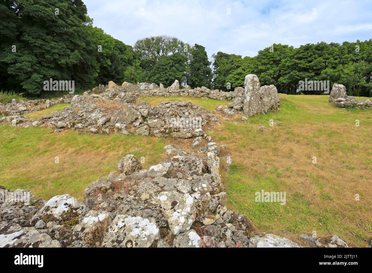 DIN Lligwy antico insediamento in pietra rovinata vicino Moelfre, Isola di Anglesey, Ynys Mon, Galles del Nord, Regno Unito. Foto Stock