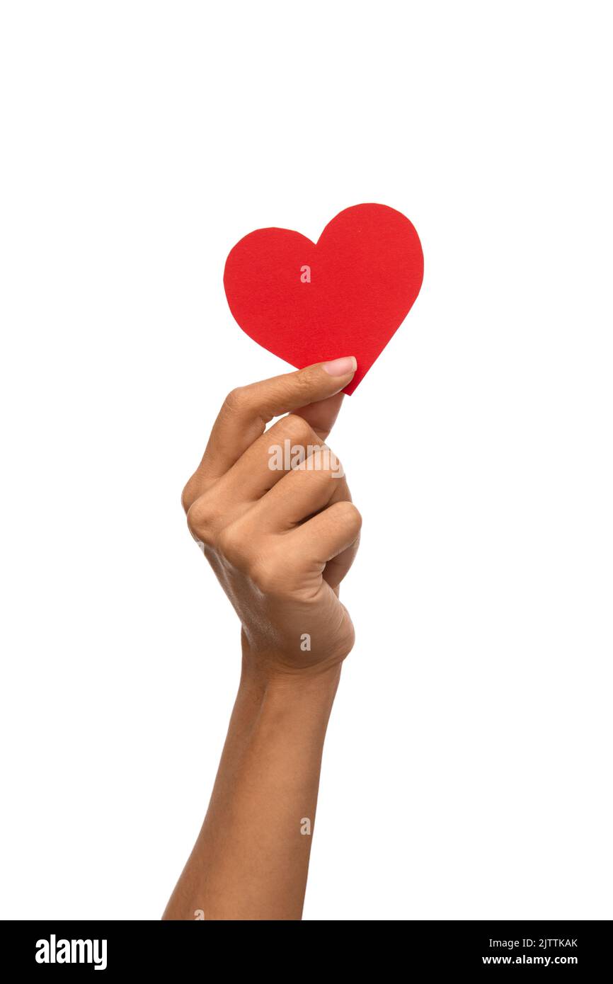 primo piano della mano che tiene il cuore rosso Foto Stock