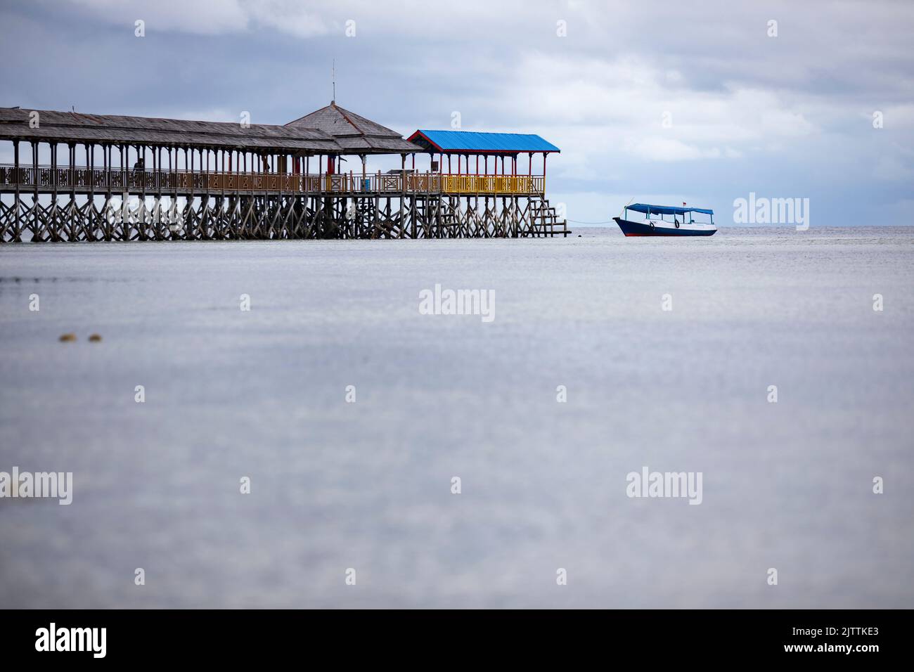 La barca passeggeri è ormeggiata sul molo di pesca al largo della costa occidentale di Sulawesi, Indonesia, Asia. Foto Stock