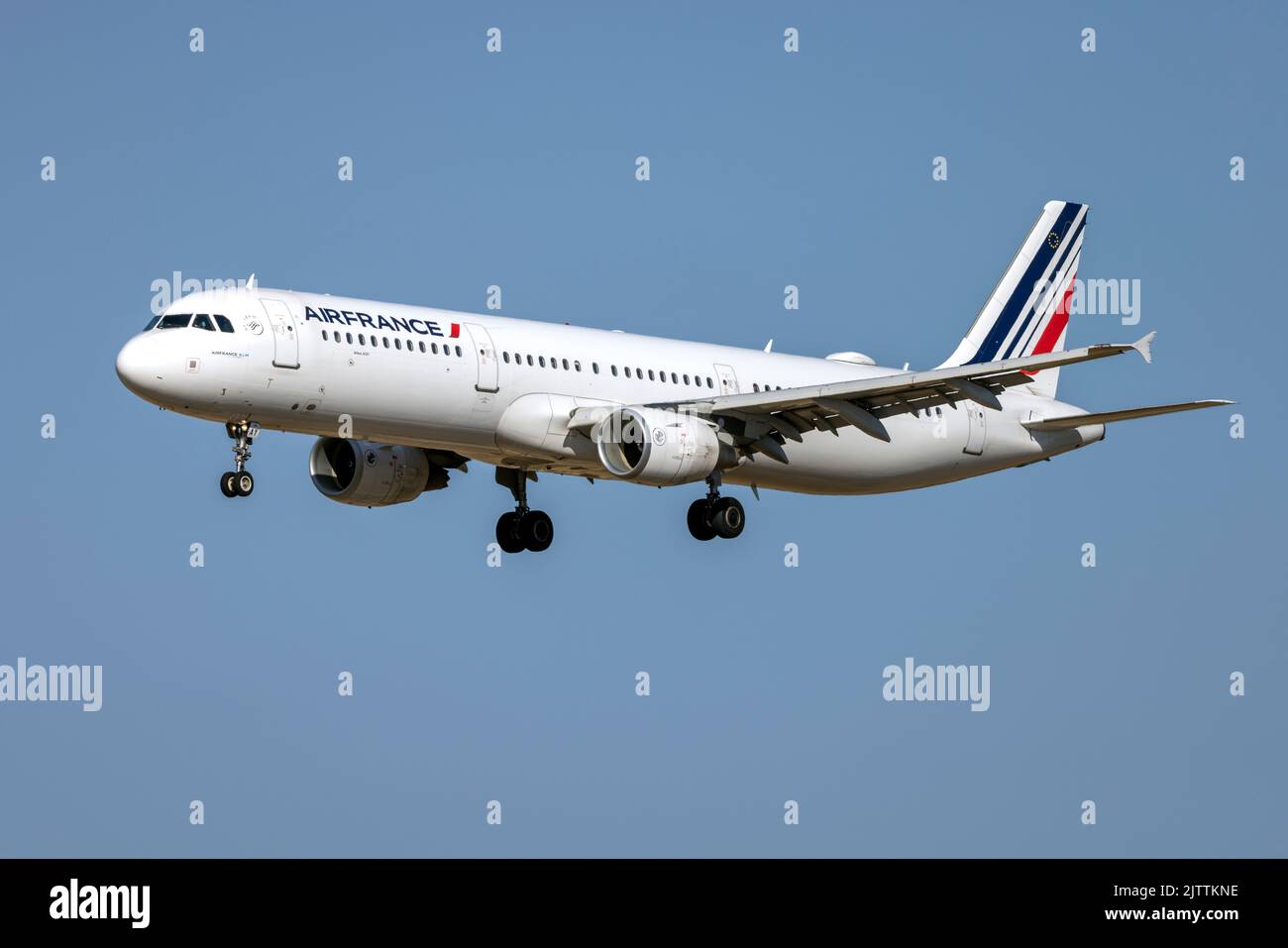 Air France Airbus A321-212 (REG: F-GTAY) sulle finali brevi, arrivando da Parigi. Foto Stock