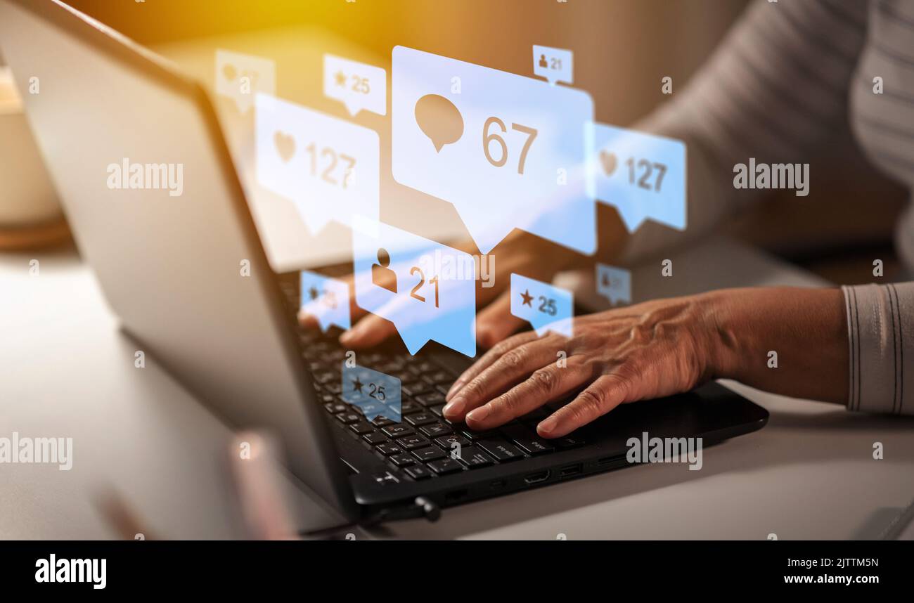 mani di vecchia donna con laptop e icone internet Foto Stock