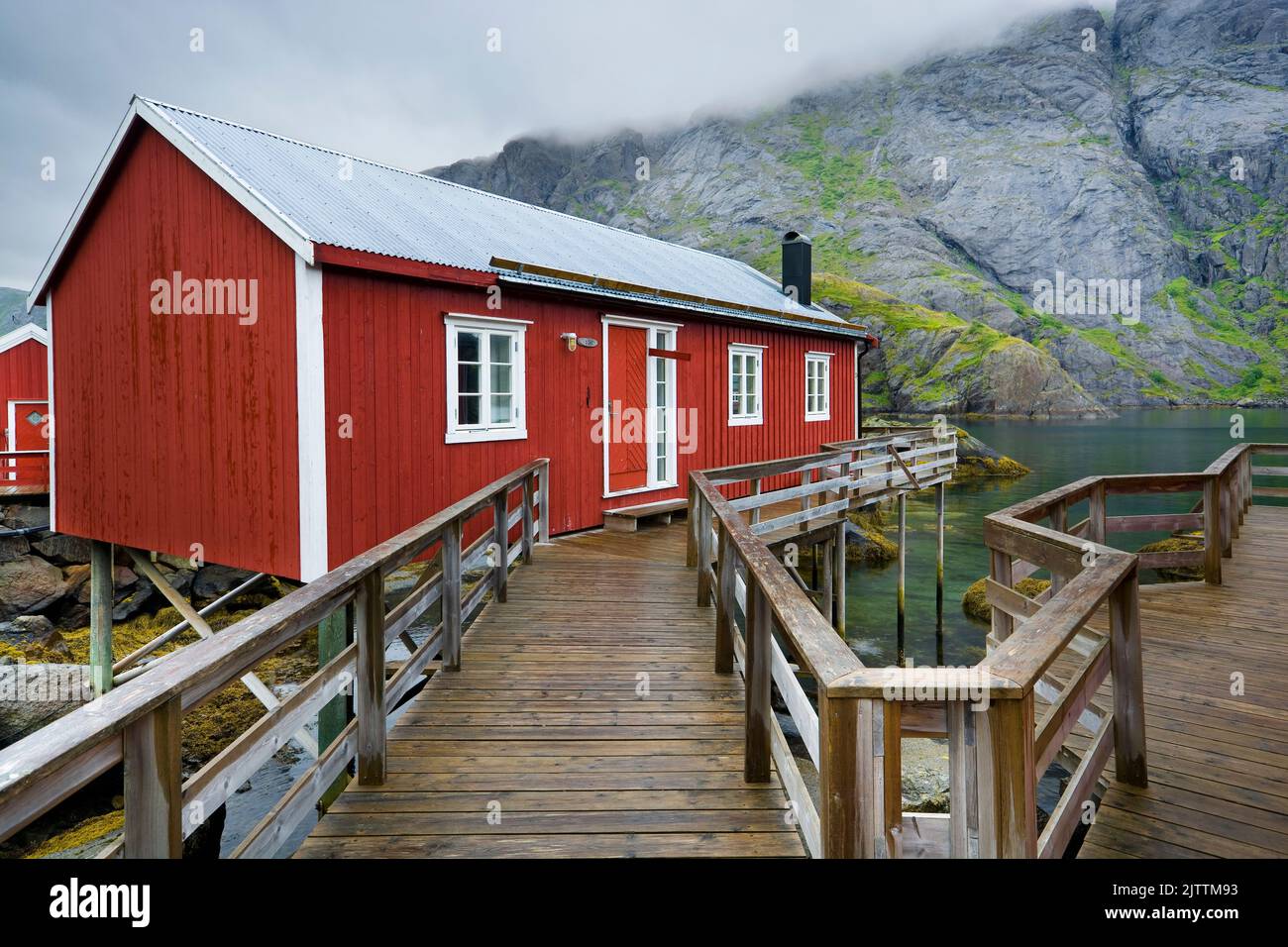 Villaggio di pescatori con tradizionale rorbu rosso a Nusfjord, Lofoten, Norvegia Foto Stock