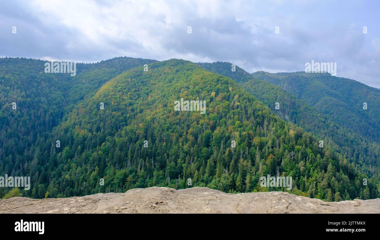 Una vista delle montagne più belle in una scena panoramica. Vista da Tomasovsky Vyhlad nel Parco Nazionale del Paradiso Slovacco. Una foschia blu è nell'aria Foto Stock