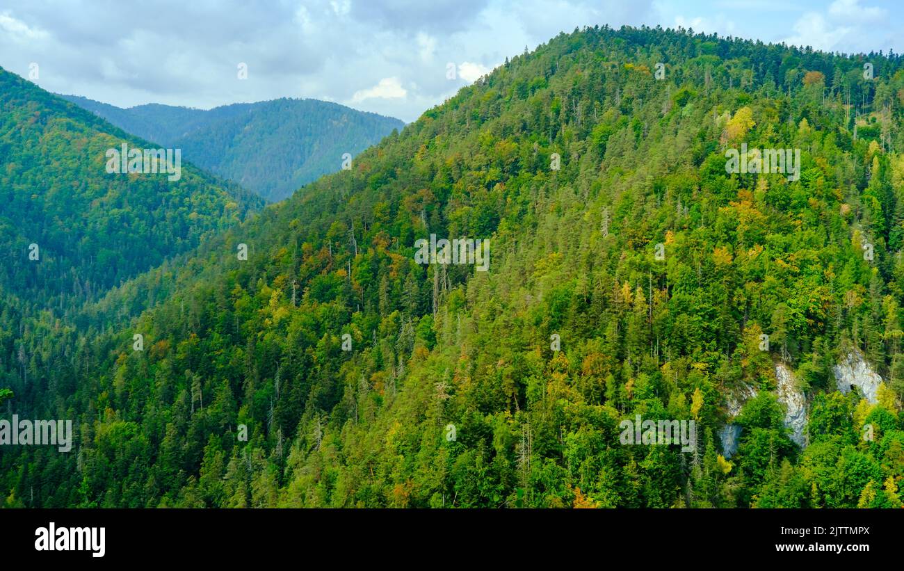 Una vista delle montagne più belle in una scena panoramica. Vista da Tomasovsky Vyhlad nel Parco Nazionale del Paradiso Slovacco. Una foschia blu è nell'aria Foto Stock