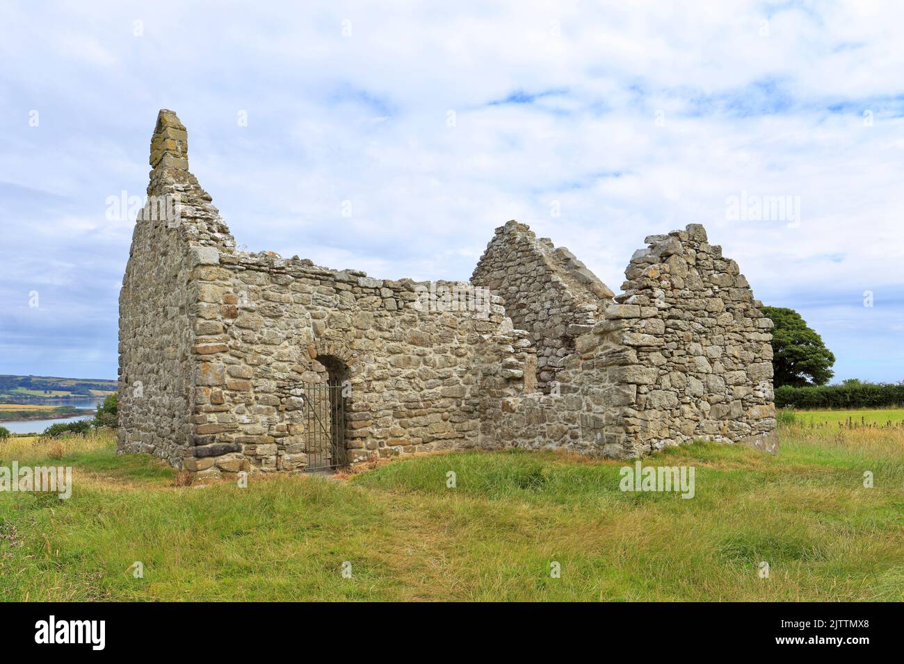 Le rovine del 12th ° secolo di Lligwy Chapel o Capel Lligwy vicino a Moelfre, Isola di Anglesey, Ynys Mon, Galles del Nord, Regno Unito. Foto Stock