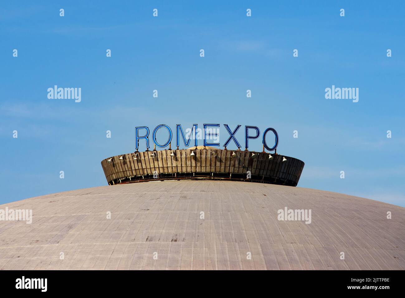 Bucarest, Romania - 29 agosto 2022: Padiglione centrale - cupola del Centro Espositivo Romexpo, costruito nel 1962 su progetto degli architetti Ascanio Foto Stock