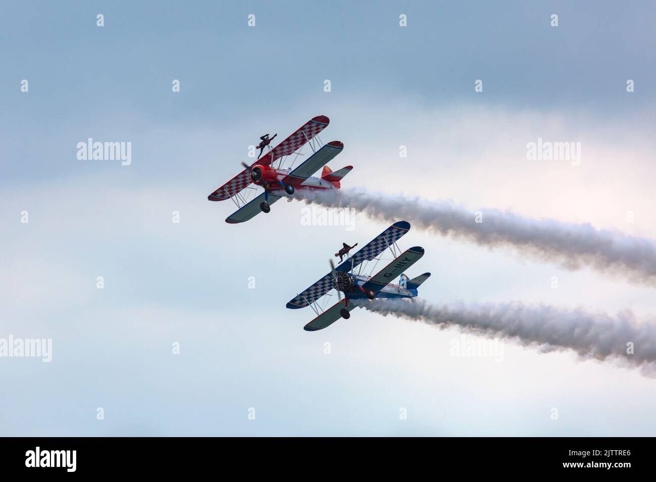 Bournemouth, Dorset UK. 1st settembre 2022. Migliaia di persone sono destinate a scendere a Bournemouth nei prossimi quattro giorni per lo speciale Platinum Jubilee Bournemouth Air Festival, che si svolge oggi e ha ricevuto la benedizione della Regina, con un'intensa attività nei cieli, in mare e sulla terra. Gli alandalatori AeroSuperBatics si esibiscono. Aero Superbatics Wingwalkers, Aero Super Batics Wingwalkers. Credit: Carolyn Jenkins/Alamy Live News Foto Stock