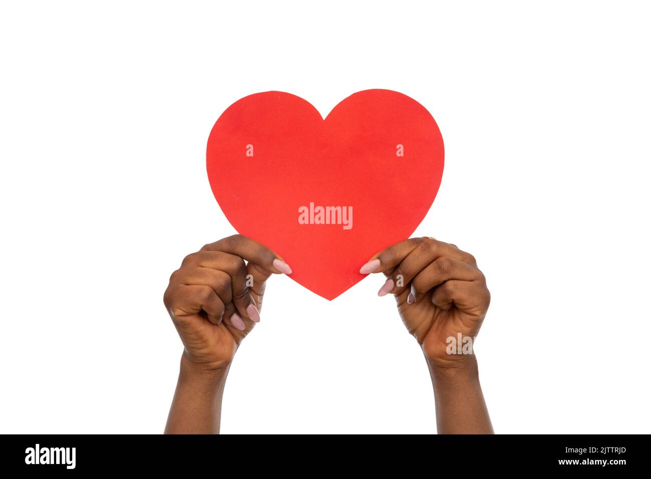 primo piano delle mani che tengono il cuore rosso Foto Stock