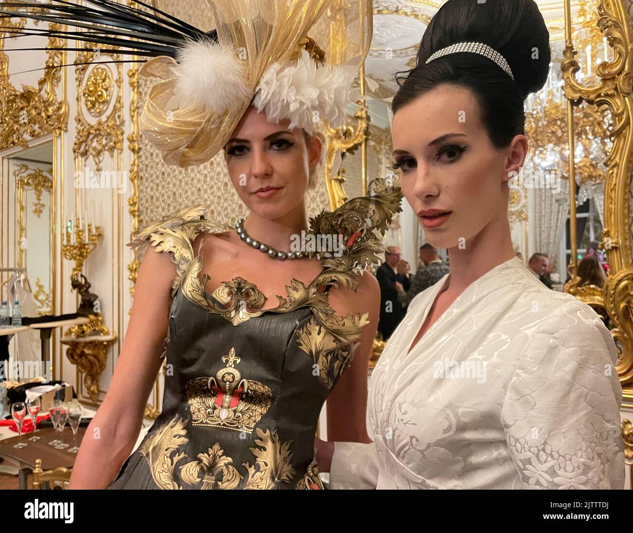 Vienna, Austria. 01st Set, 2022. Due modelli indossano creazioni durante la POMPÖÖS REVOLUTION ART COUTURE SHOW in occasione di 35 anni di Pompöös, a Stadtpalais Liechtenstein. Credit: Matthias Röder/dpa/Alamy Live News Foto Stock