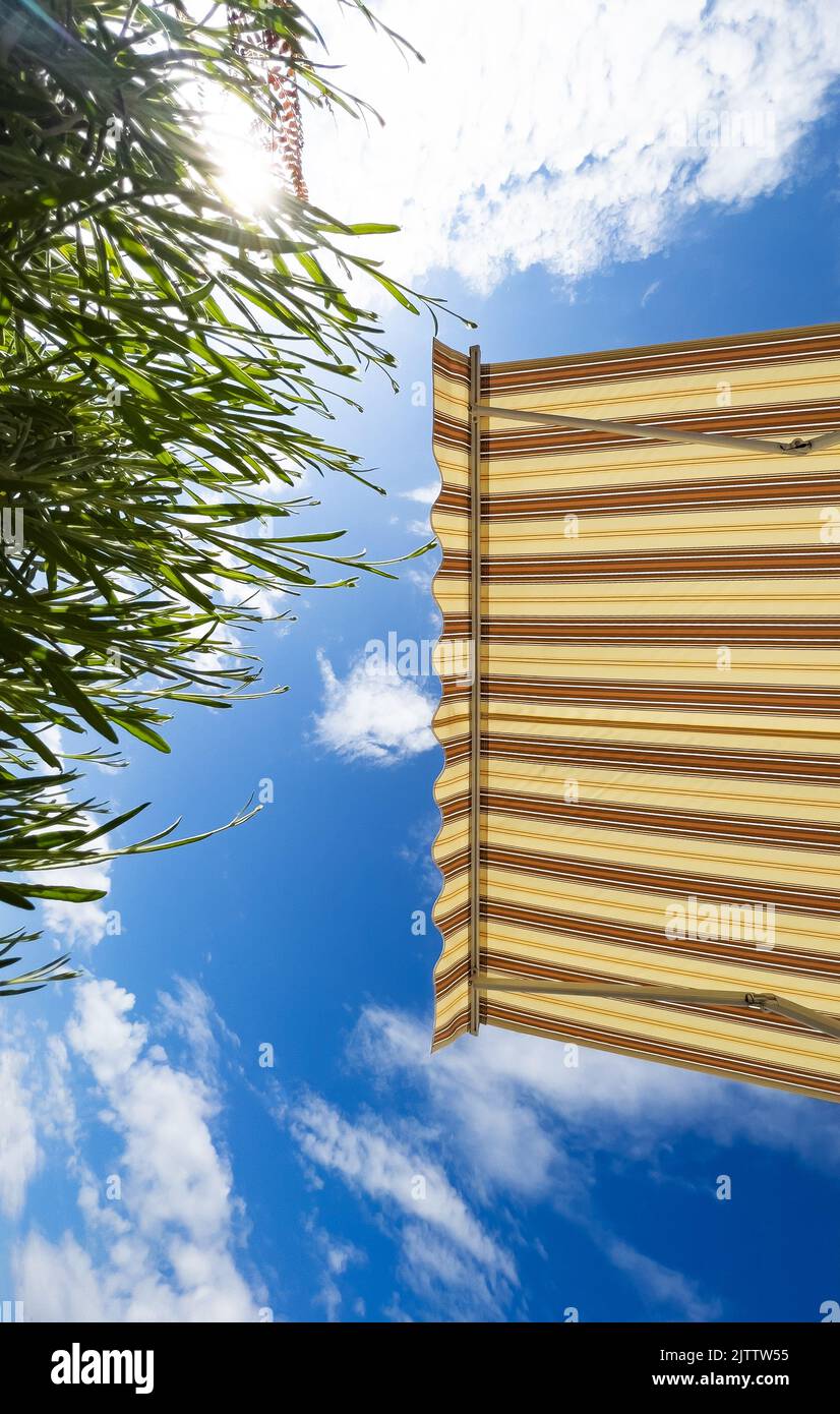 Visiera parasoli retrattile dal soffietto Foto Stock