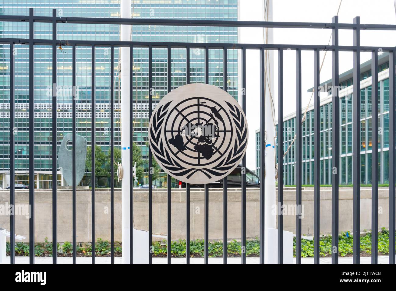 New York City, NY, USA - 22 agosto 2022: Logo delle Nazioni Unite sulla recinzione fuori dalla sua sede a New York City, NY, USA. T Foto Stock