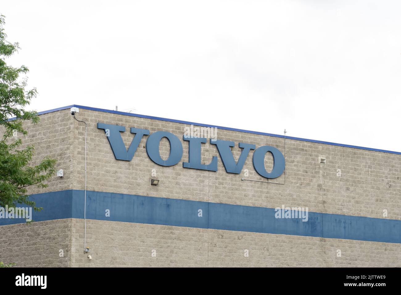 Logo Volvo sull'edificio presso lo stabilimento Volvo Cars of North America a Rutherford, New Jersey, USA. Foto Stock