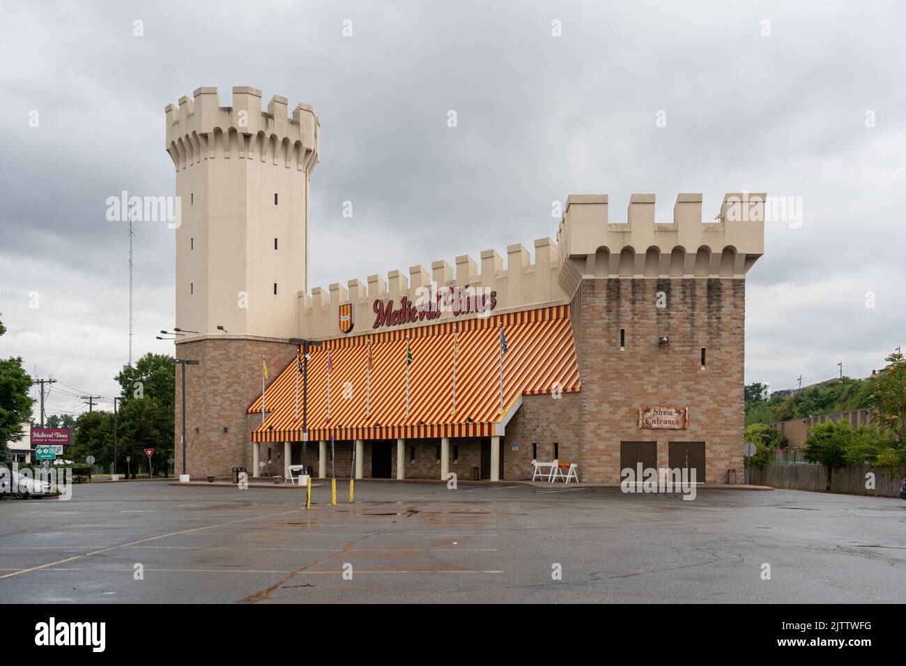 Un edificio Medieval Times Dinner and Tournament a Lyndhurst, New Jersey, USA Foto Stock