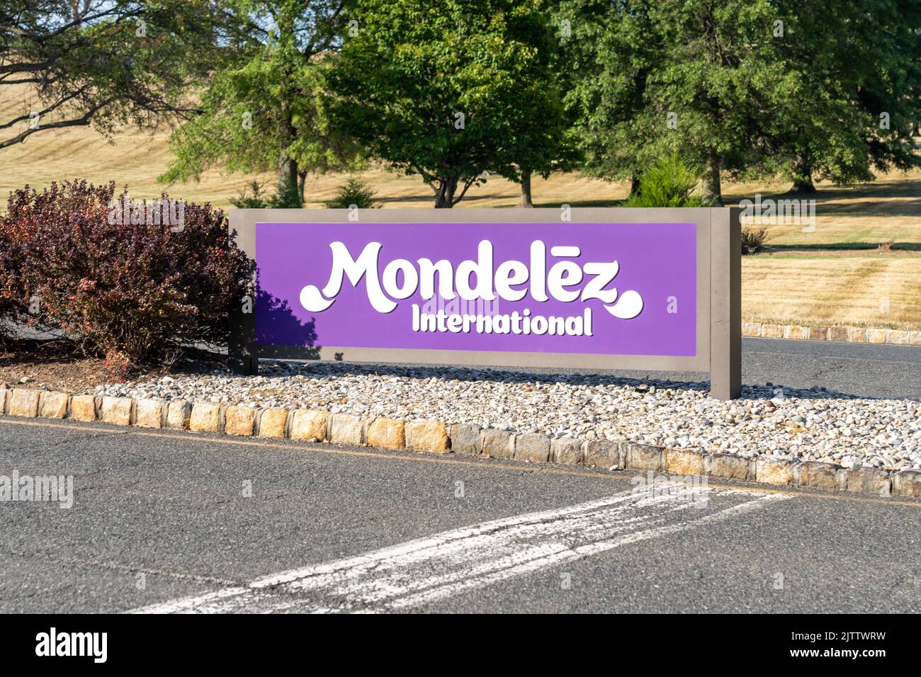 East Hanover, NJ, USA - 16 agosto 2022: Firma di Mondelez International presso la sua struttura di East Hanover, NJ, USA Foto Stock