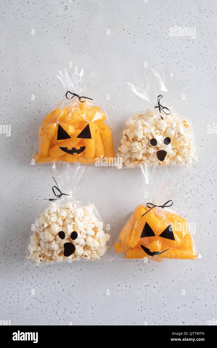 Concetto di festa di Halloween con decorazione del sacchetto del regalo Foto Stock