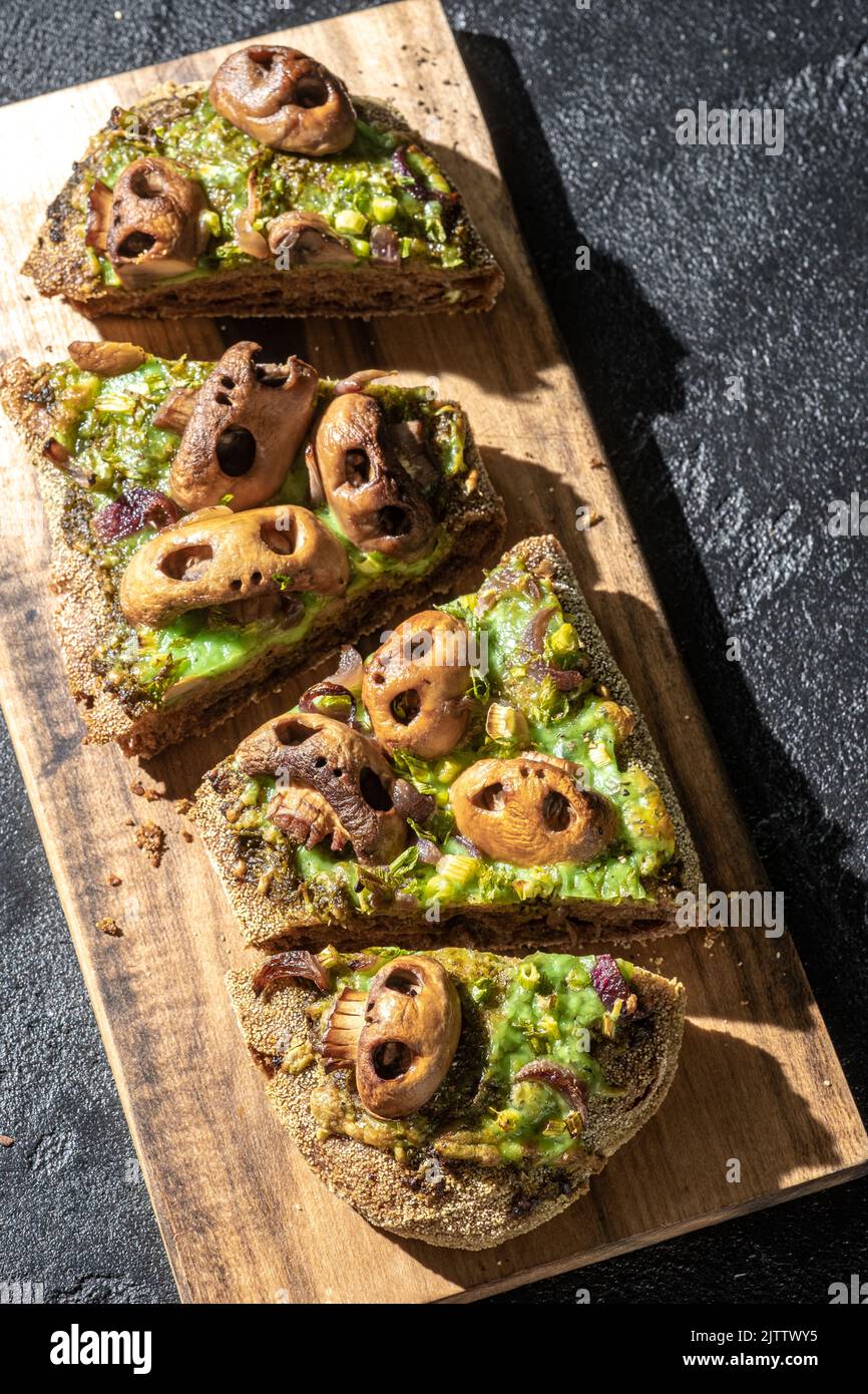 Pane per pizza di Halloween con funghi a forma di cranio. Foto Stock