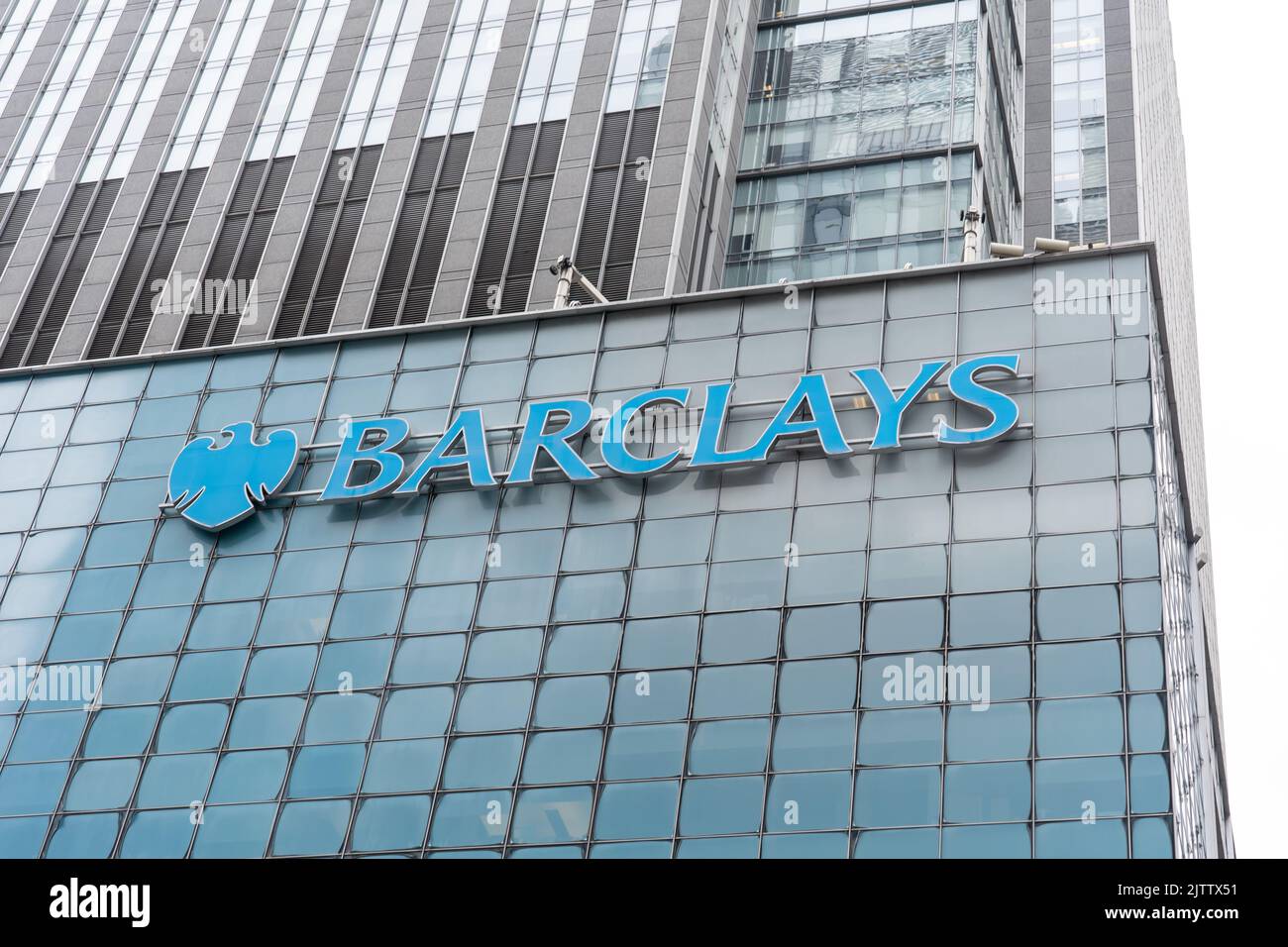 New York, NY, USA - 17 agosto 2022: Firma Barclays sul suo edificio degli uffici a New York, NY, USA il 17 agosto 2022. Foto Stock