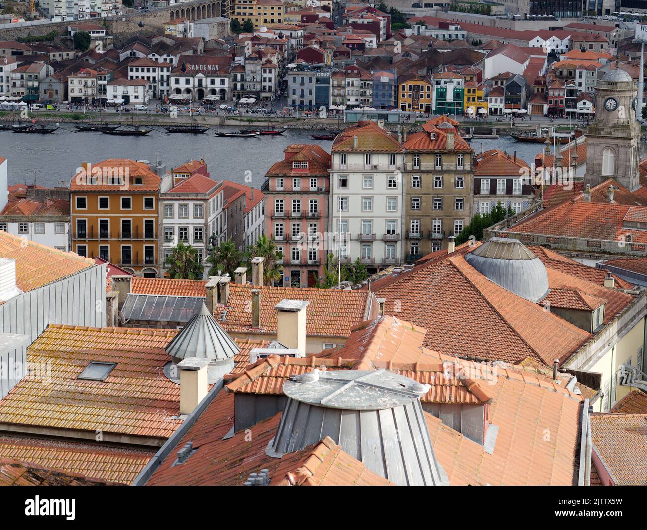 Tetti di Porto e del fiume Douro con barche tradizionali ormeggiate sul lato di Vila Nova de Gaia, come si vede dal punto di vista Miradouro da Vitória Foto Stock