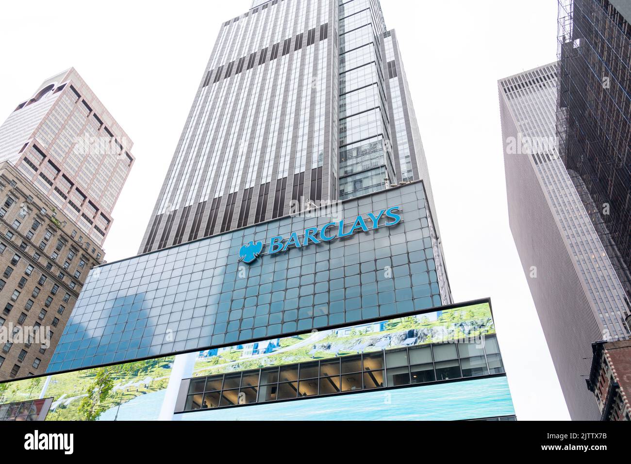 New York, NY, USA - 17 agosto 2022: Firma Barclays sul suo edificio degli uffici a New York, NY, USA il 17 agosto 2022. Foto Stock