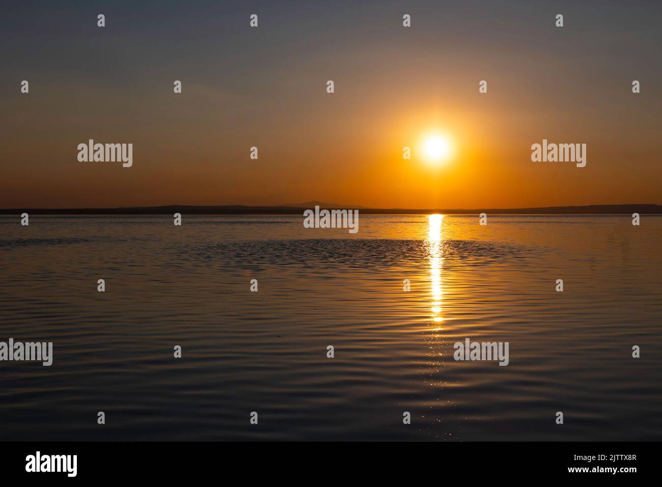 Foto al tramonto. Tramonto o alba sul lago. Foto di sfondo delle citazioni ispirate. Foto Stock