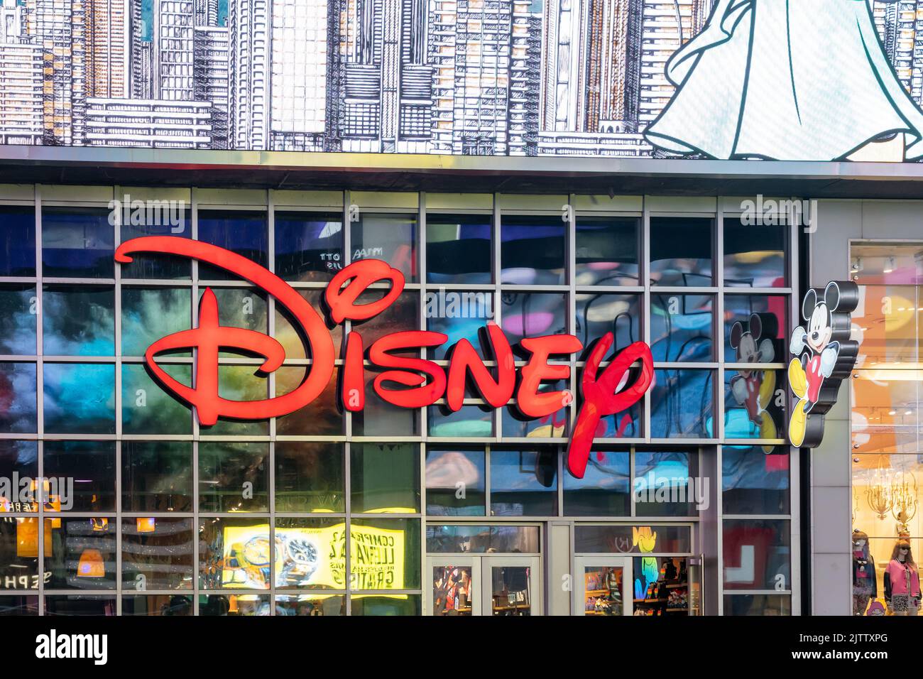 New York City, USA - 18 agosto 2022: Un negozio Disney a Manhattan, New York City, USA. Foto Stock