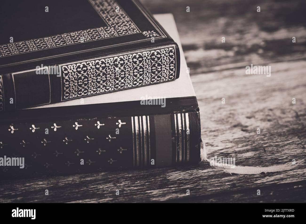 due vecchi libri su sfondo di legno in uno stile vintage marrone Foto Stock