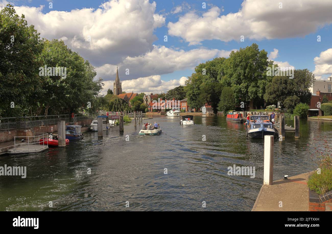 Il fiume il Tamigi a Marlow con il ponte e la chiesa Foto Stock