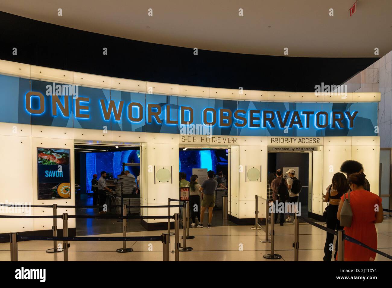 New York City, USA - 19 agosto 2022: I visitatori all'ingresso dell'One World Observatory di New York City, USA. Foto Stock