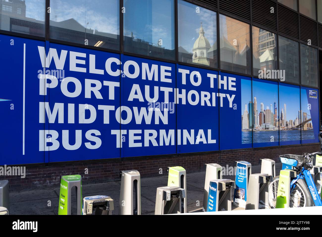 New York, NY, USA - 20 agosto 2022: Un cartello di benvenuto del Terminal degli autobus di Midtown della Port Authority sull'edificio di New York City, USA Foto Stock