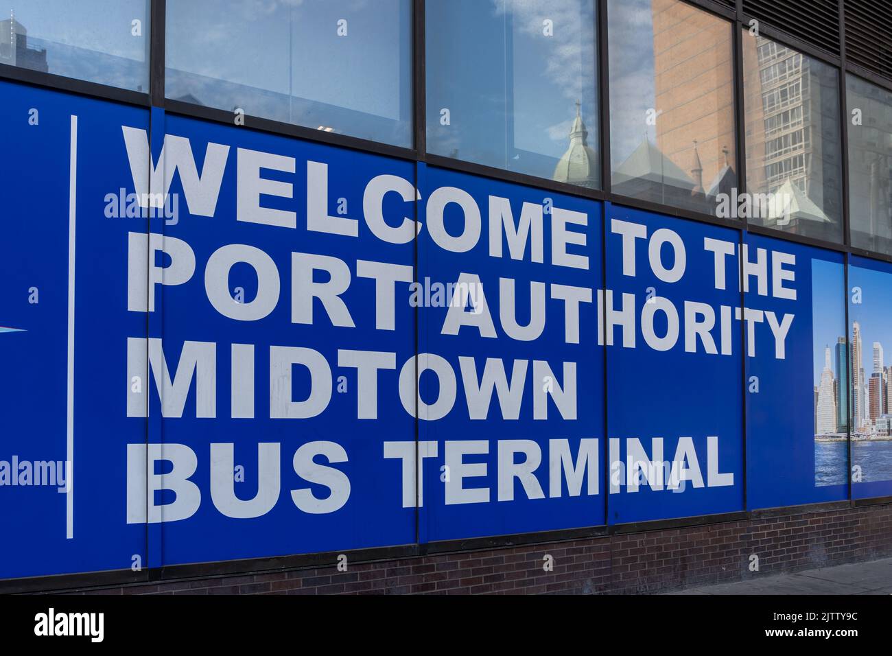 New York, NY, USA - 20 agosto 2022: Un cartello di benvenuto del Terminal degli autobus di Midtown della Port Authority sull'edificio di New York City, USA Foto Stock