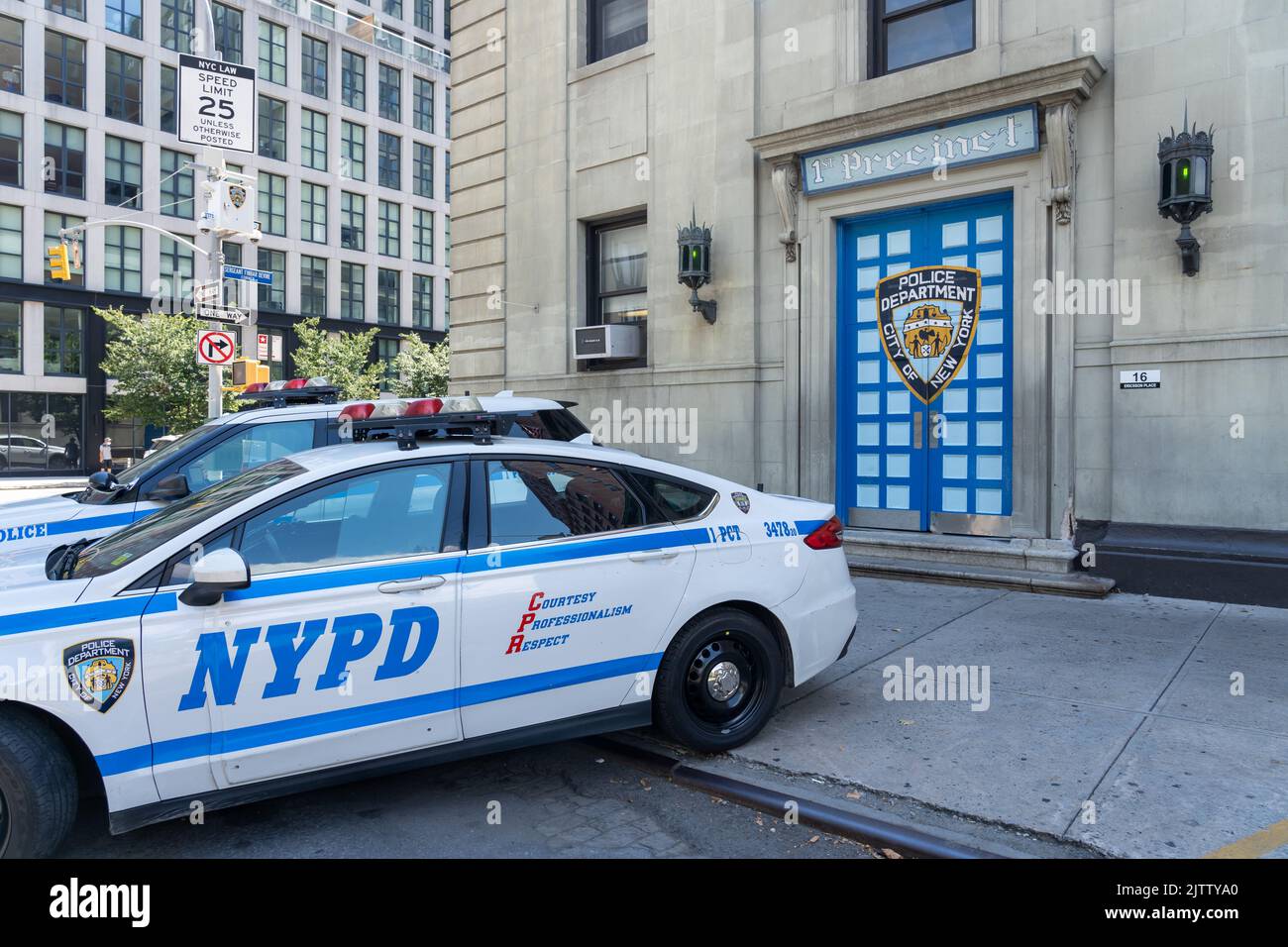 New York City, NY, USA - 20 agosto 2022: Due auto della polizia presso la 1st Precinct Police Station di New York City, USA Foto Stock