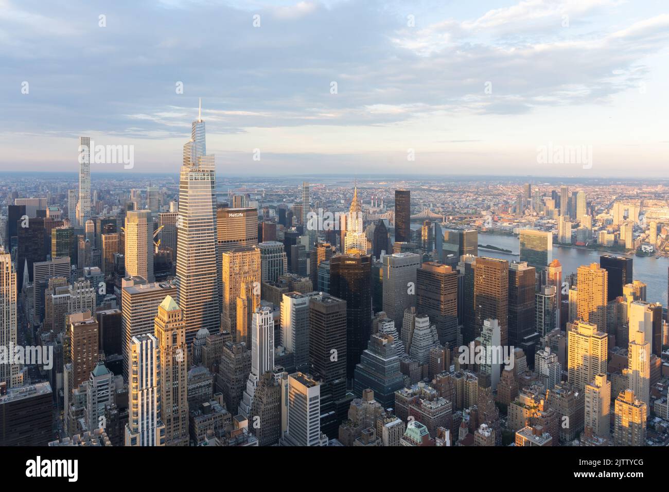 New York, NY, USA - 20 agosto 2022: Vista dello skyline di Manhattan dalla cima dell'Empire state Building guardando il Nord Est al tramonto a New York, NY, USA Foto Stock