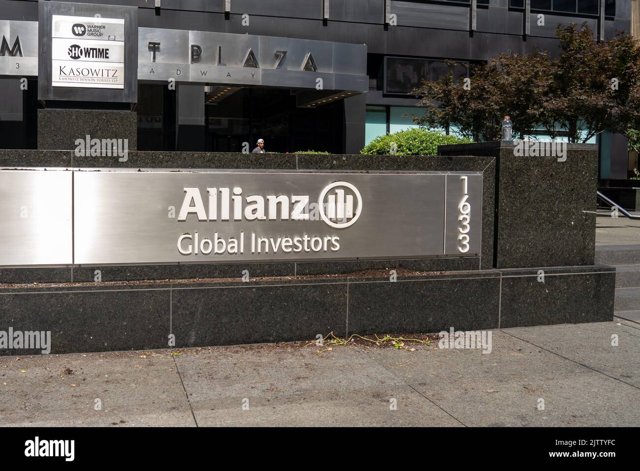 New York City, USA - 20 agosto 2022: Sede aziendale statunitense di Allianz Global Investors a Broadway a New York City, USA. Foto Stock