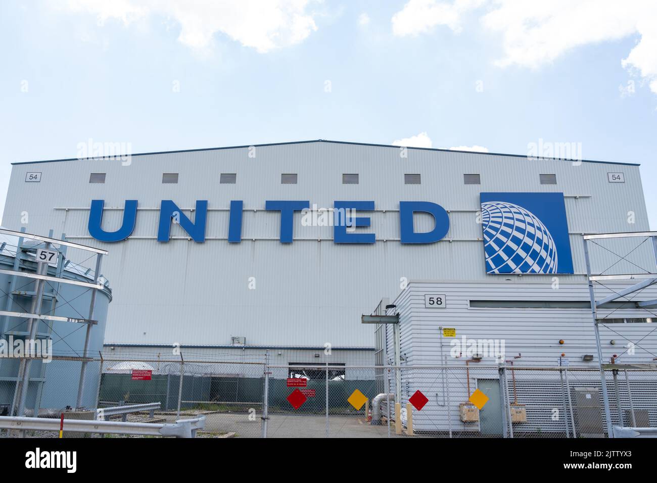 Firma della United Airlines sull'edificio di Newark, New Jersey, Stati Uniti. Foto Stock