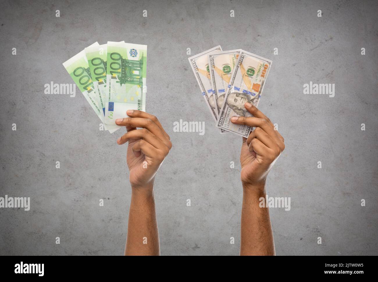 primo piano delle mani che detengono denaro in grigio Foto Stock