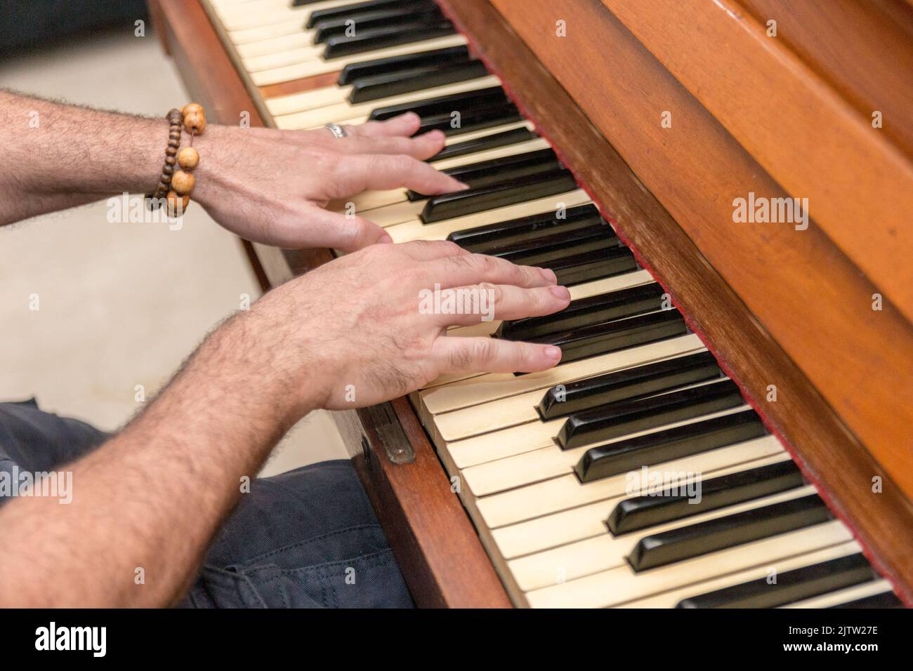 Mani di un uomo bianco che suona il pianoforte a Rio de Janeiro, Brasile. Foto Stock
