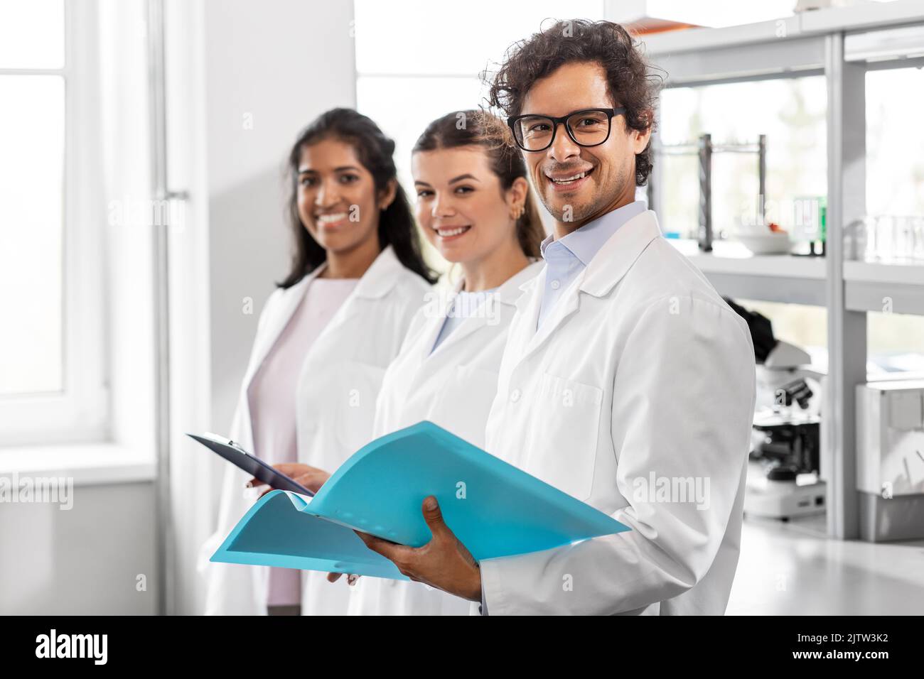gruppo internazionale di scienziati in laboratorio Foto Stock
