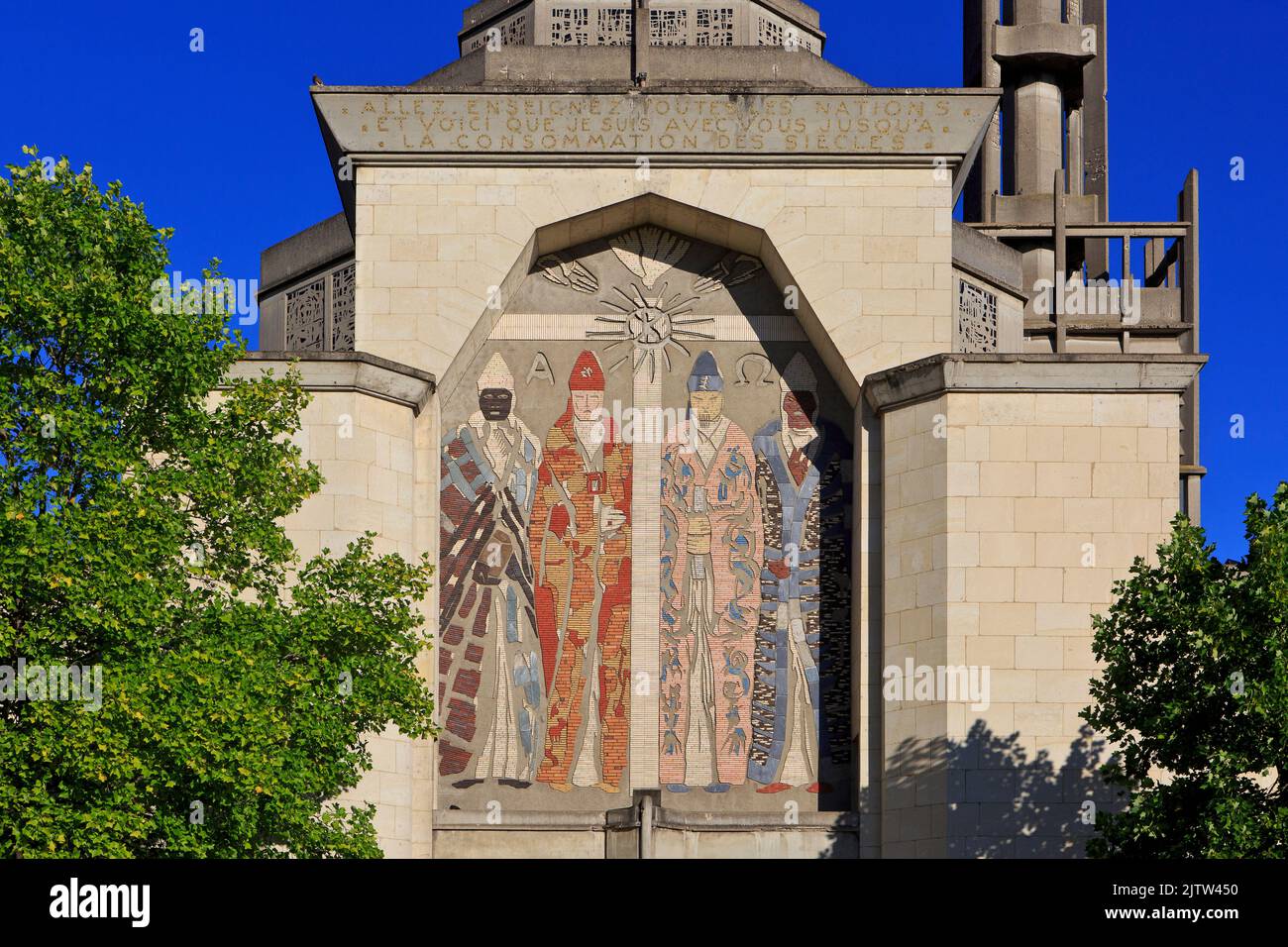 L'ingresso principale della Chiesa di Saint-Honoré (1957-1961) di Amiens in stile art deco ad Amiens (Somme), Francia Foto Stock