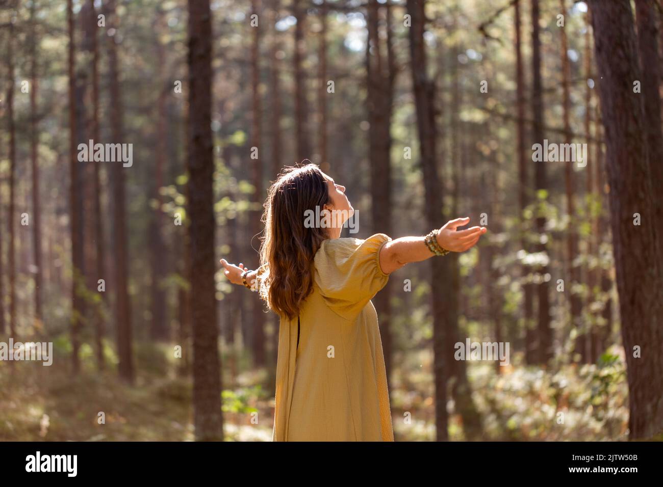 donna o strega che esegue rituale magico nella foresta Foto Stock