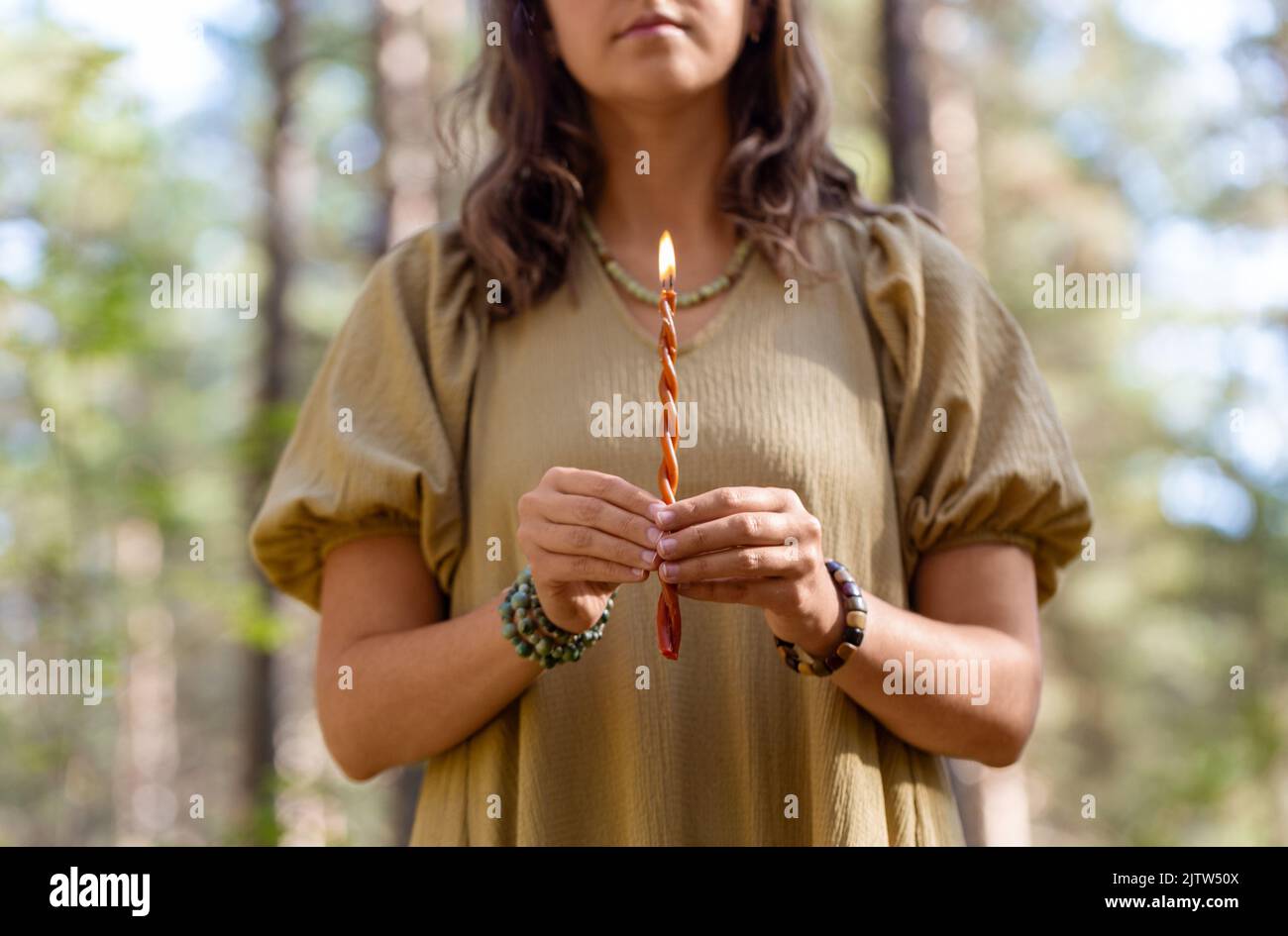 donna con candela esecuzione rituale magico Foto Stock