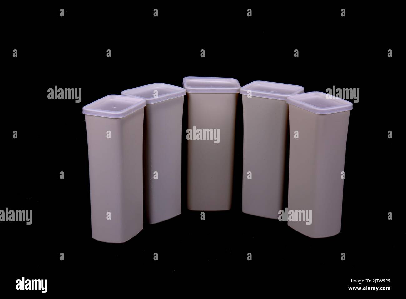 Fila di contenitori in plastica con coperchi Foto Stock