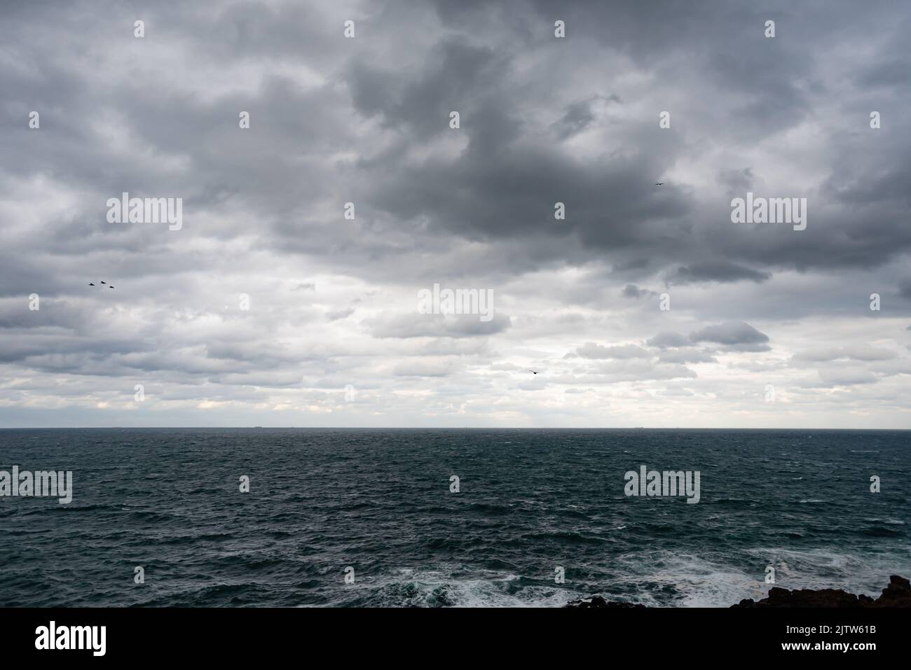 nuvole drammatiche dal mare prima della tempesta, vista dalla spiaggia, area di appiccicamento testo Foto Stock