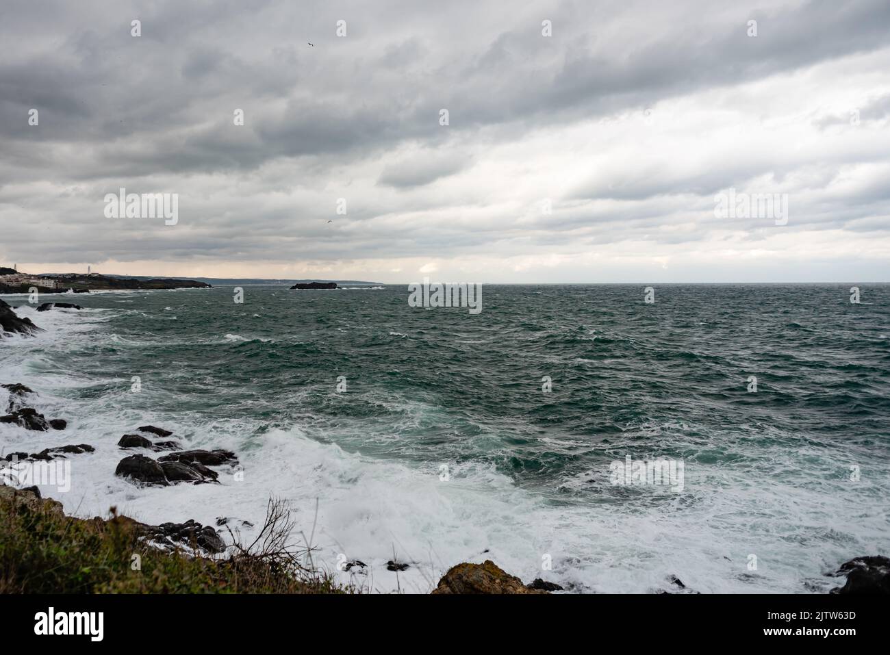 nuvole drammatiche dal mare prima della tempesta, vista dalla spiaggia, area di appiccicamento testo Foto Stock