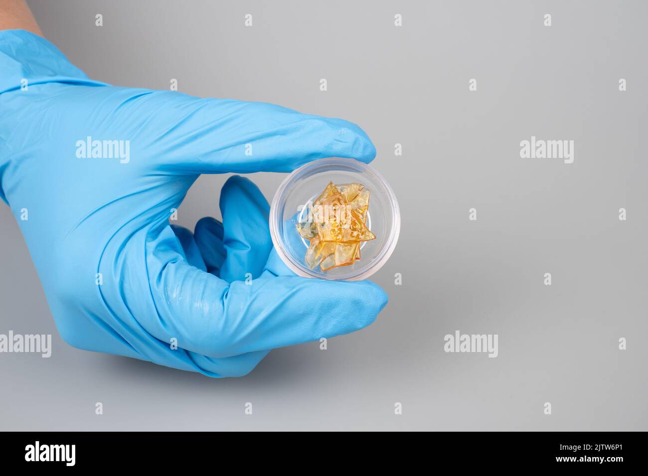 estratto medico di cannabis in mano, trattamento di cera marijuana. Foto Stock