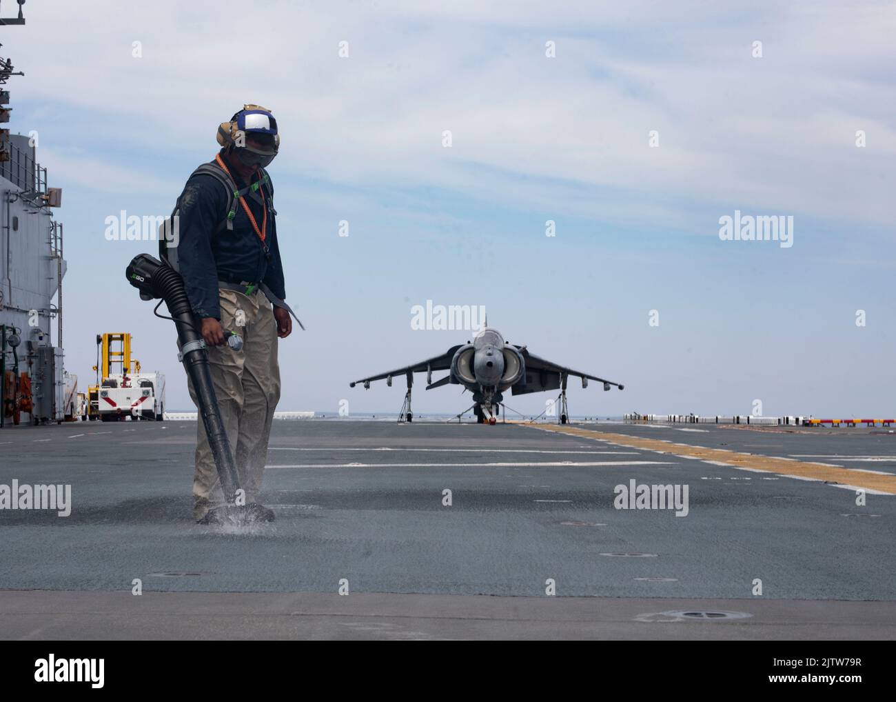 220823-N-LZ839-1182 OCEANO ATLANTICO (23 agosto 2022) - Airman Unique Howard assegnato alla nave d'assalto anfibio di classe Wasp USS Bataan (LHD 5) rimuove l'acqua dai blocchi sul ponte di volo della nave, 23 agosto 2022. Bataan sta conducendo un'ispezione tecnica del gruppo di formazione a galla come parte del ciclo di formazione della fase di base. (STATI UNITI Foto Navy di Mass Communications Specialist 2nd Classe Newell) Foto Stock